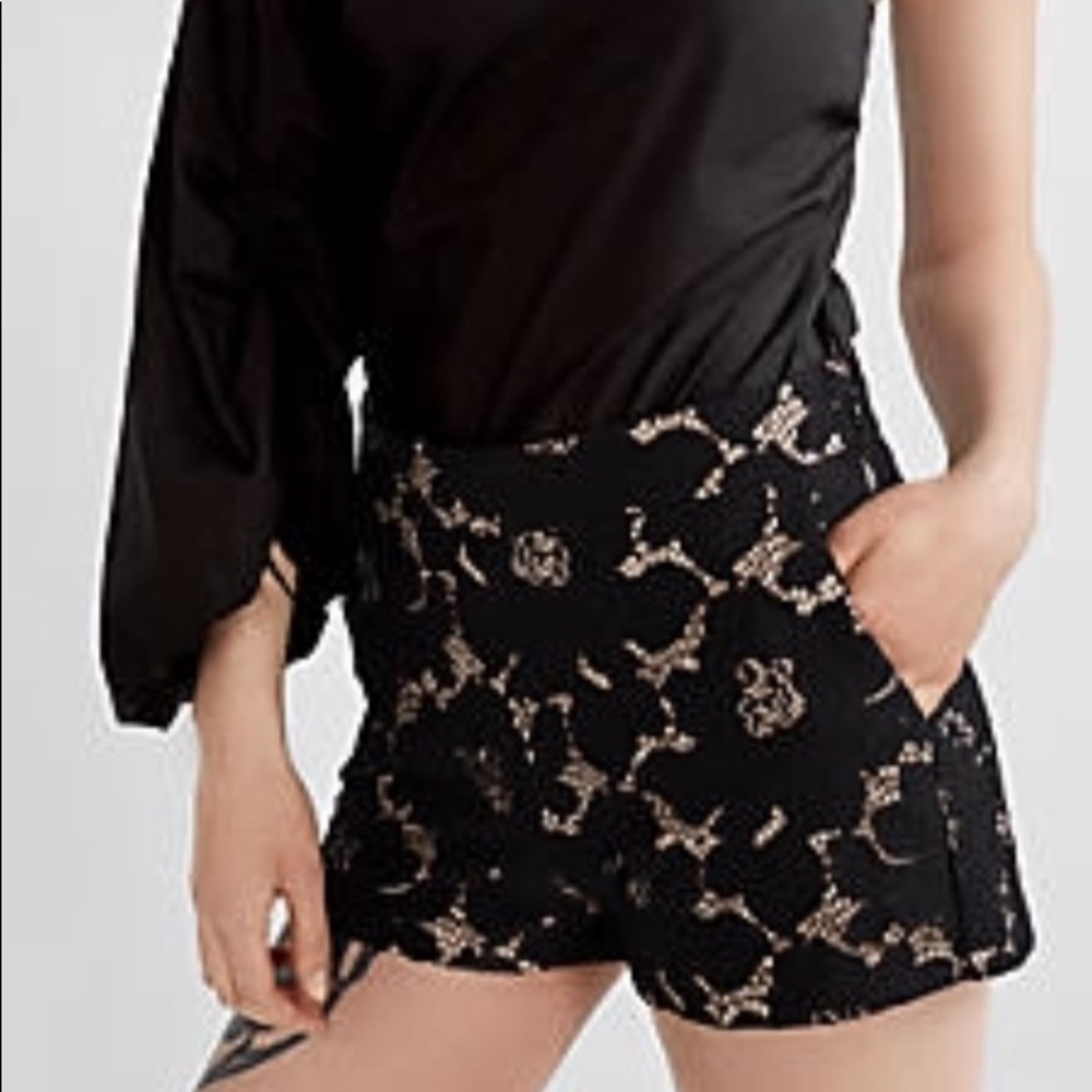 EXPRESS *NWT* Mid Rise Floral Lace Shorts